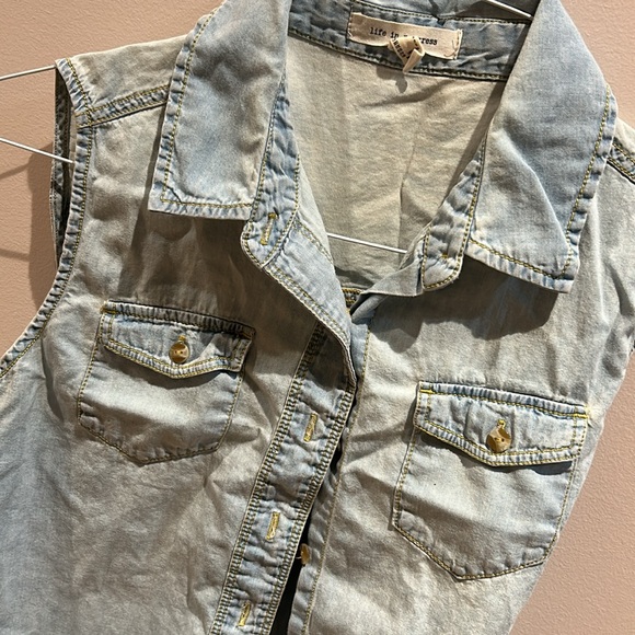 weekend sale!! Denim button up sleeve less soft - Picture 2 of 4